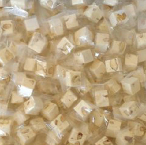 Petits cubes nougats amande ( par 10)